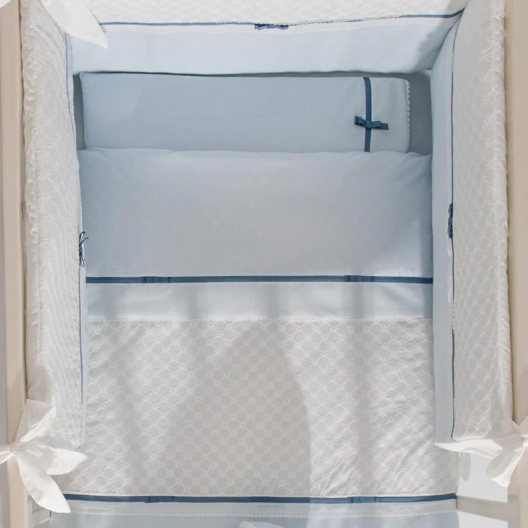 enxoval de berço azul com edredão, resguardo e laços decorativos para bebé