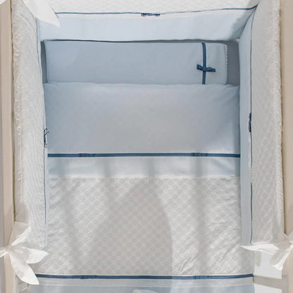 enxoval de berço azul com edredão, resguardo e laços decorativos para bebé