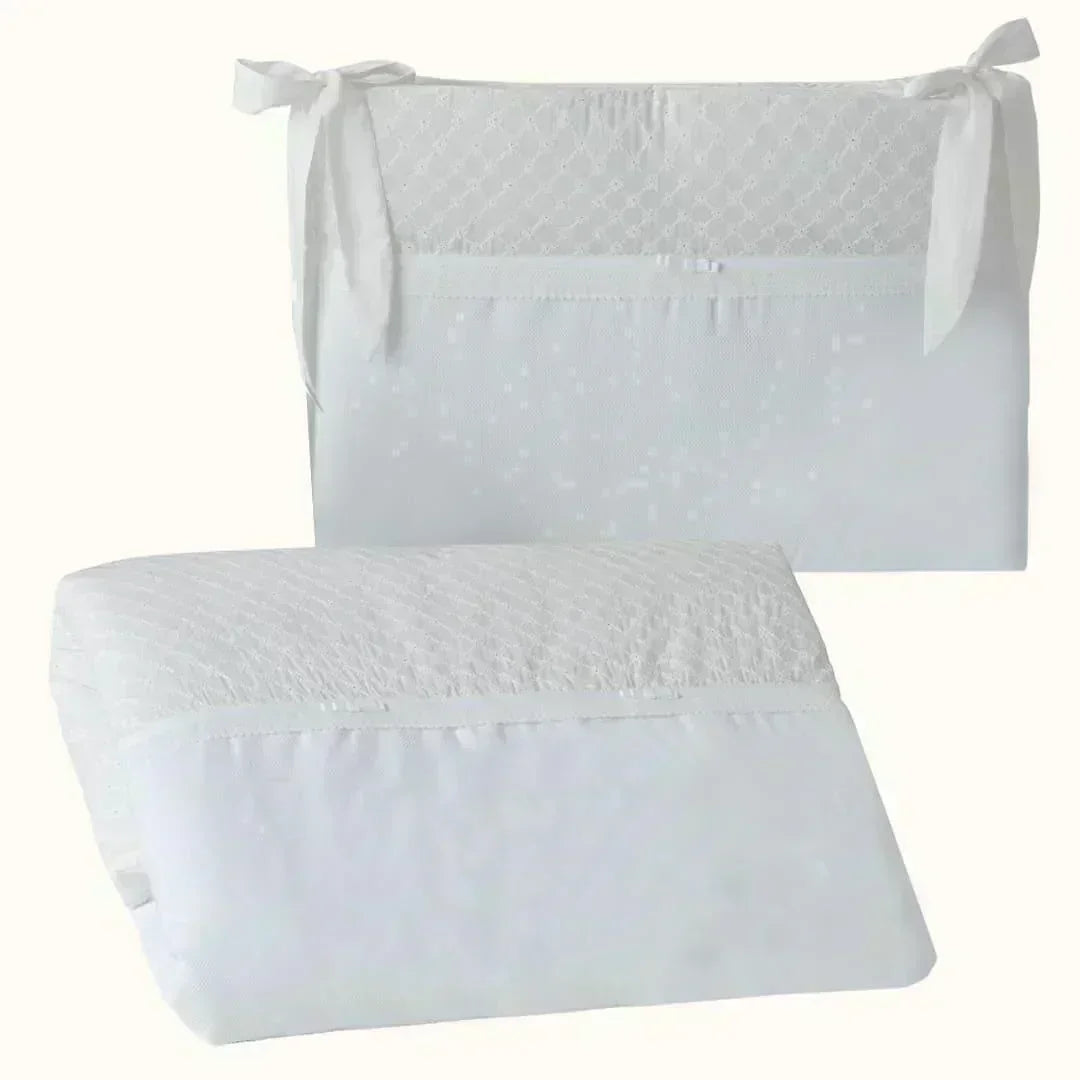 Enxoval de berço branco, com edredão e resguardo delicado em tecido macio para bebé.