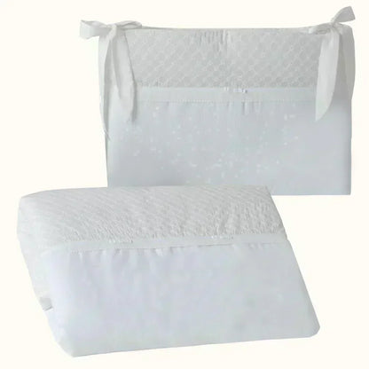 Enxoval de berço branco, com edredão e resguardo delicado em tecido macio para bebé.