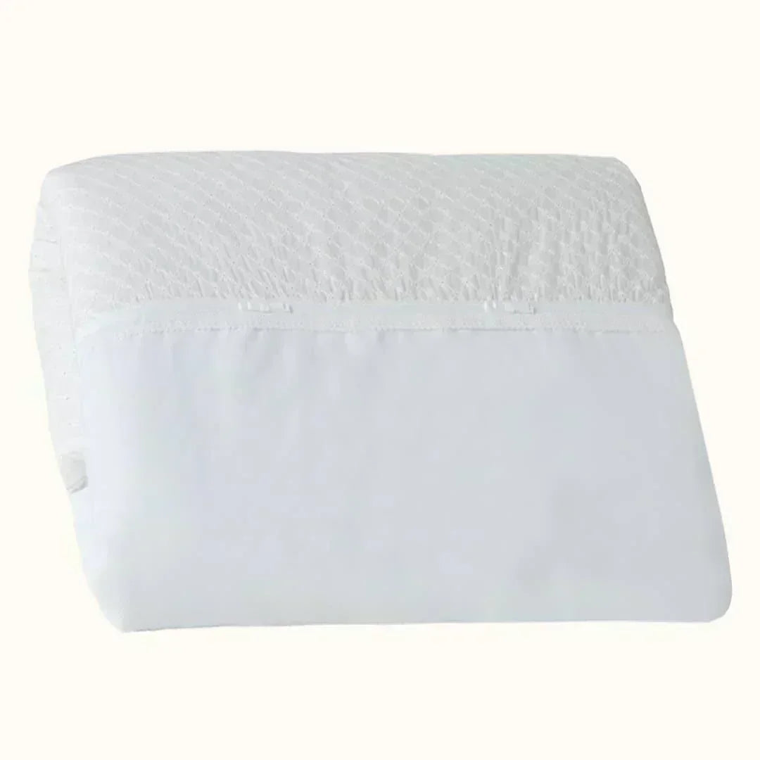 Edredão branco de bebé com resguardo, textura delicada e design elegante para berço.