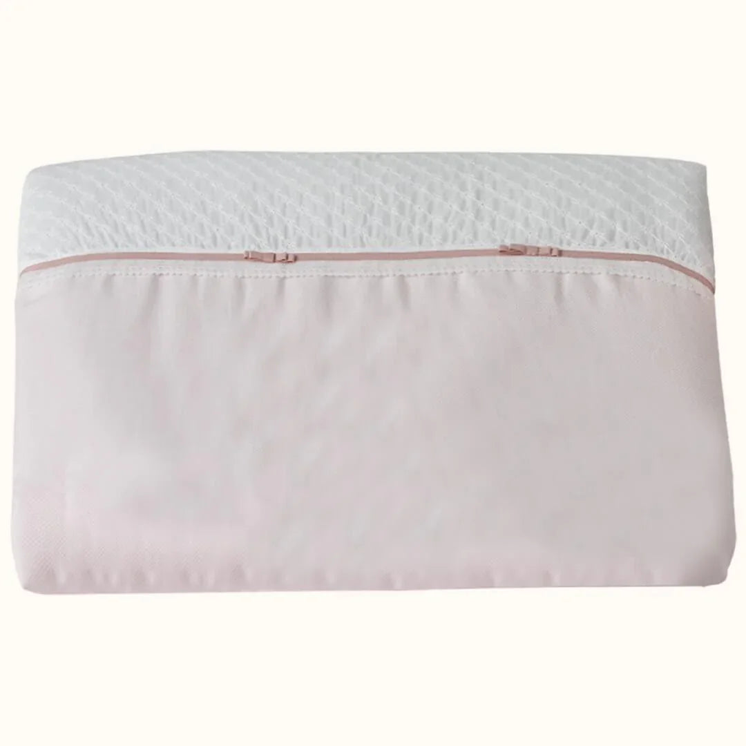 Edredão de bebé rosa claro com detalhe branco, ideal para berço, textura delicada.