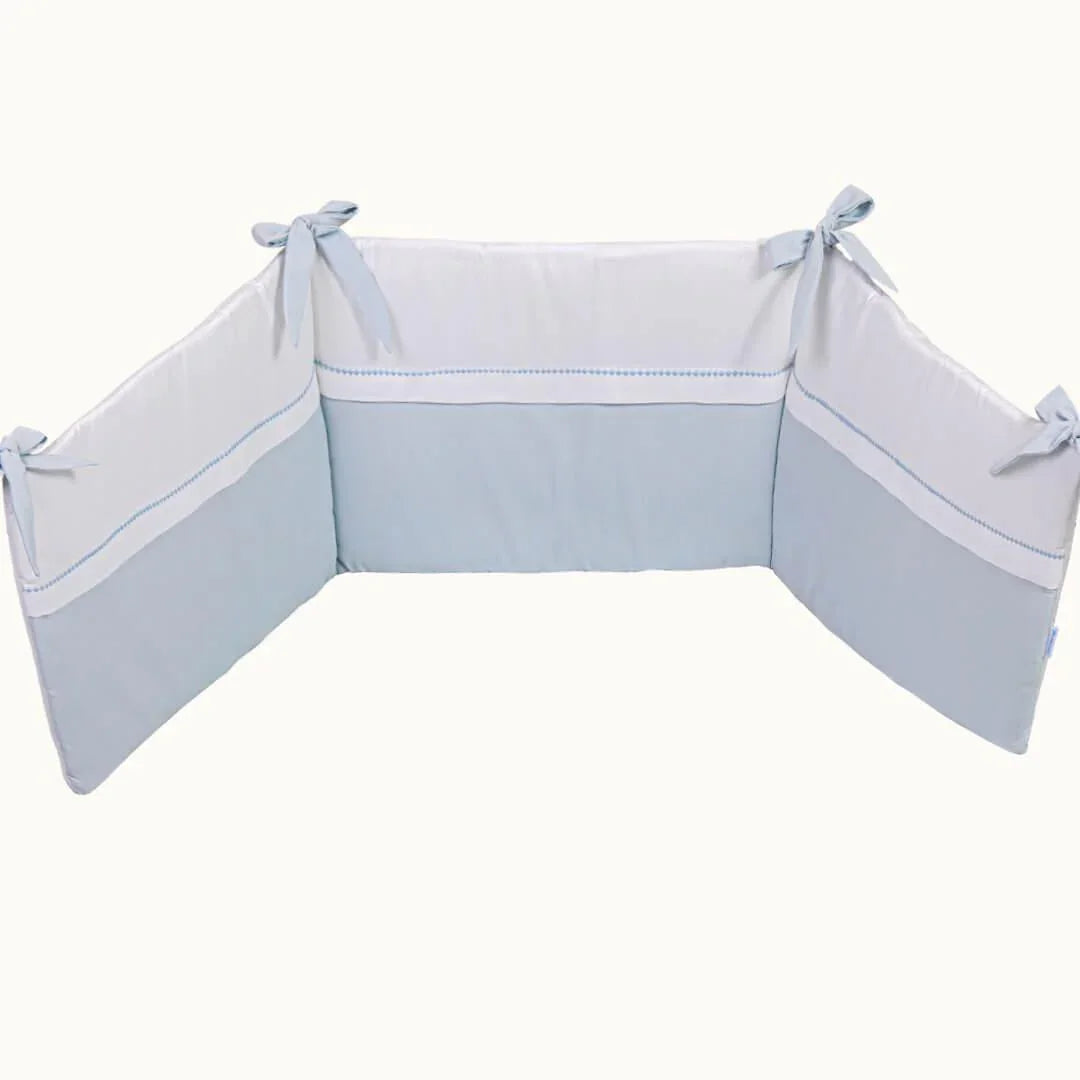 Resguardo de berço azul e branco com laços decorativos, enxoval para bebé