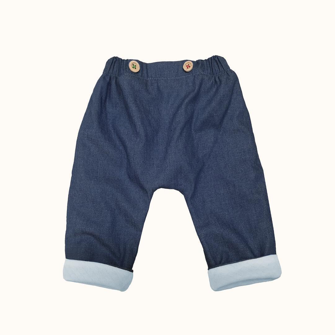 Calças de bebé em denim azul com punhos dobrados e cós elástico, roupa confortável infantil.