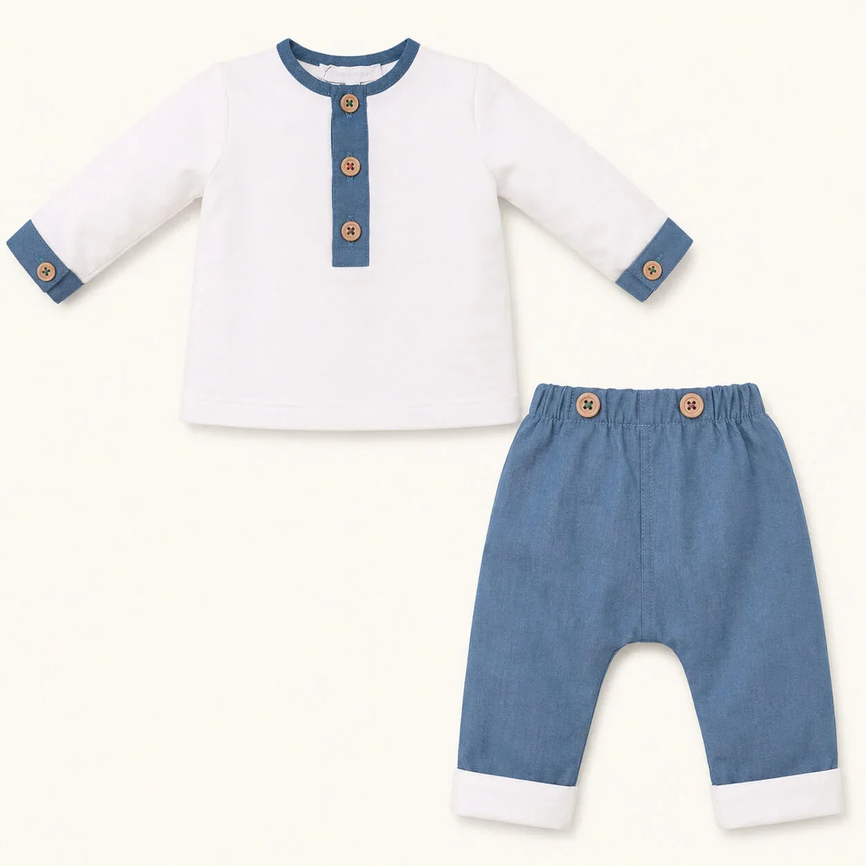 Conjunto de roupa de bebé em algodão, camisola branca com detalhes azuis e calças azuis, ideal para recém-nascidos.