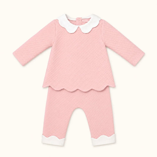 Conjunto de bebé rosa velho  com gola branca e detalhes em onda, ideal para recém-nascidos