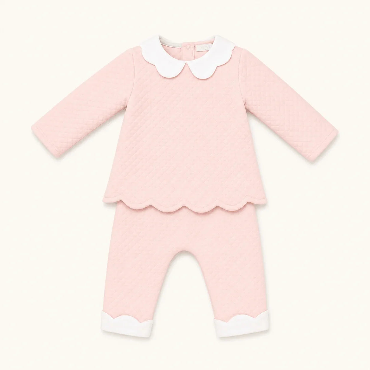 Conjunto de bebê rosa com detalhes em branco, ideal para recém-nascidos