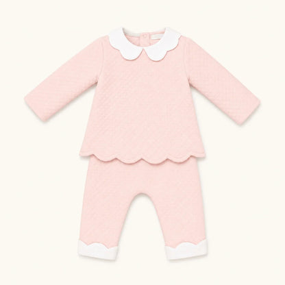 Conjunto de bebê rosa com detalhes em branco, ideal para recém-nascidos