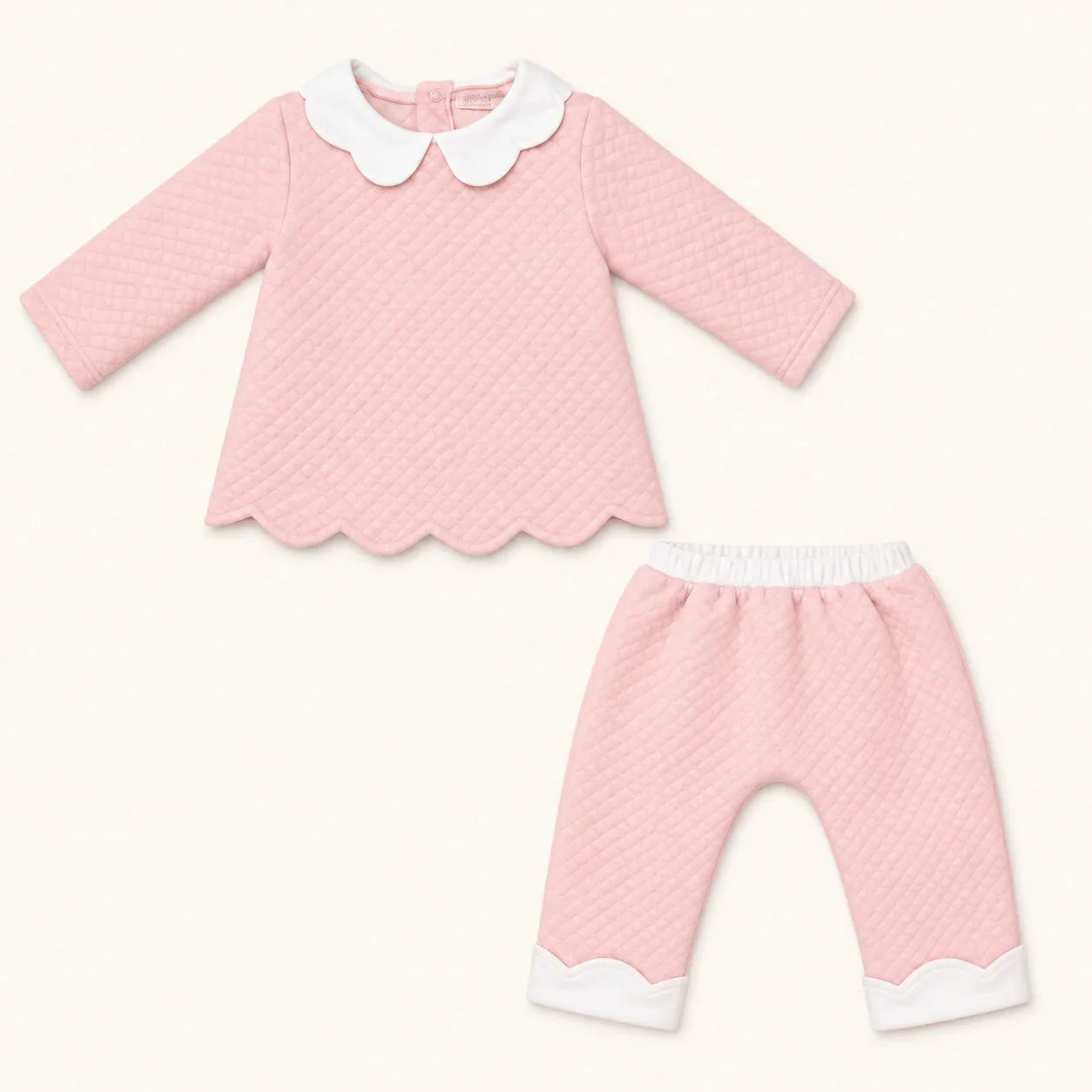 Conjunto de roupa de bebé rosa com gola branca e detalhes em branco, ideal para recém-nascidos