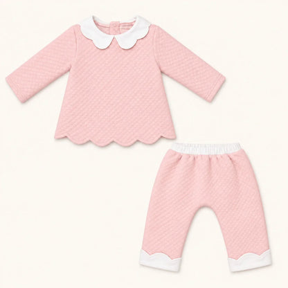 Conjunto de roupa de bebé rosa com gola branca e detalhes em branco, ideal para recém-nascidos