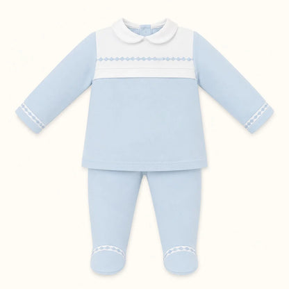 Conjunto de bebé azul claro com detalhes brancos e gola Peter Pan, ideal para recém-nascidos.