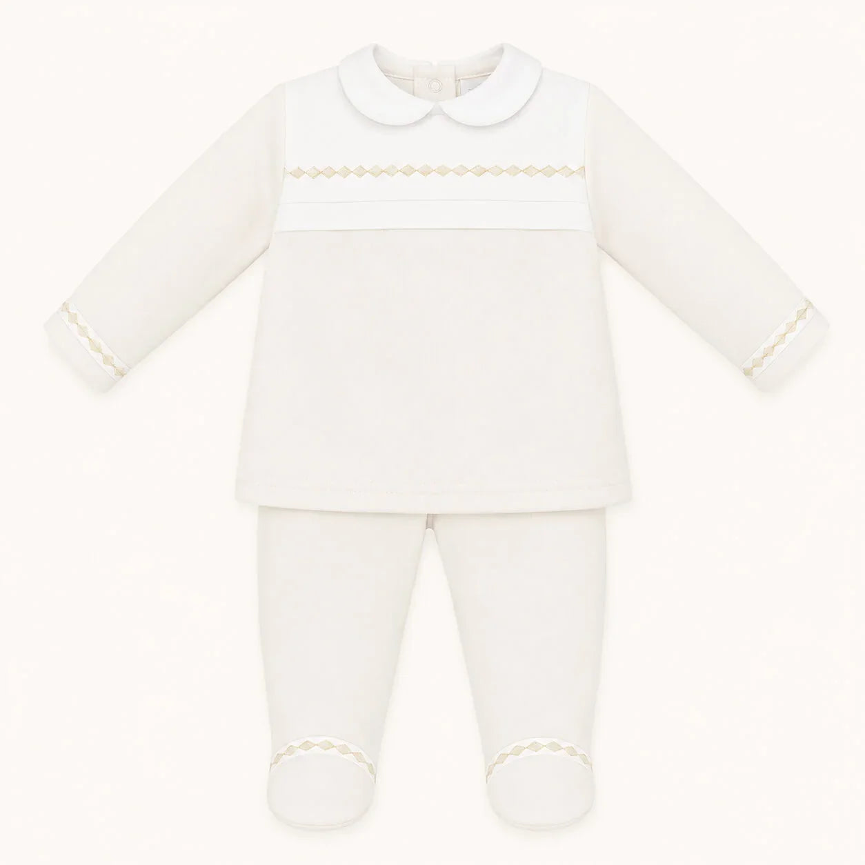 Conjunto de bebé bege com detalhes em dourado, ideal para recém-nascidos