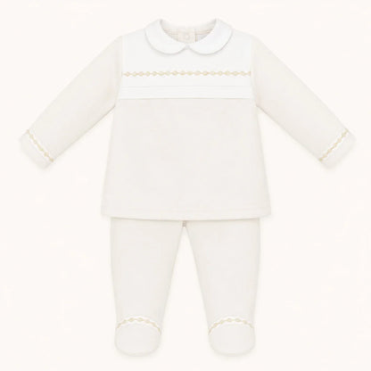 Conjunto de bebé bege com detalhes em dourado, ideal para recém-nascidos