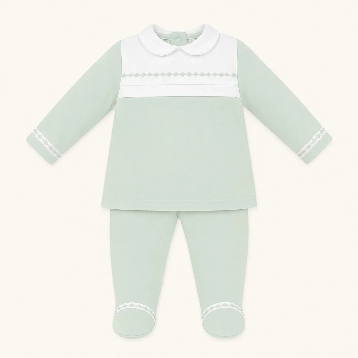 Conjunto de bebé em verde claro com detalhes brancos, ideal para recém-nascidos