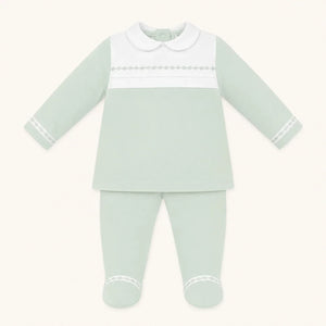 Conjunto de bebé em verde claro com detalhes brancos, ideal para recém-nascidos