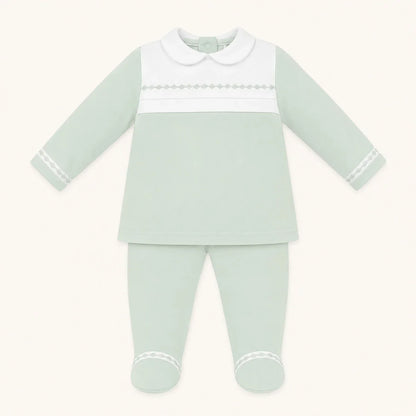 Conjunto de bebé em verde claro com detalhes brancos, ideal para recém-nascidos