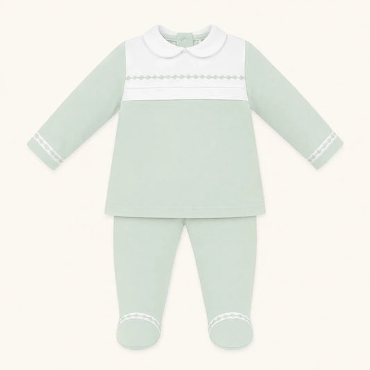 Conjunto de bebé em verde claro com detalhes brancos, ideal para recém-nascidos