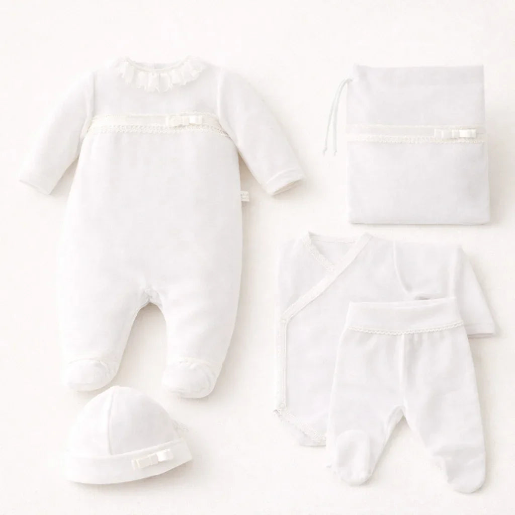 Conjunto de enxoval para recém-nascido, branco, com body, macacão, calça, touca e manta.
