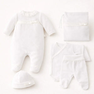 Conjunto de enxoval para recém-nascido, branco, com body, macacão, calça, touca e manta.