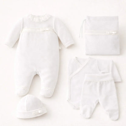 Conjunto de enxoval para recém-nascido, branco, com body, macacão, calça, touca e manta.