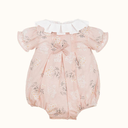 Fofo de bebê rosa com estampa floral delicada, gola branca e laço decorativo