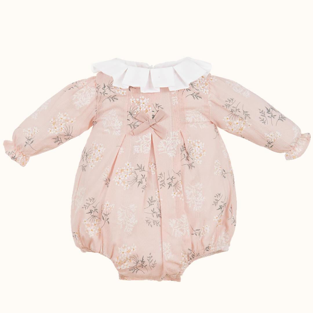 fofo de bebé rosa com estampa floral, gola branca babada e laço decorativo, manga comprida