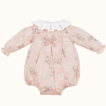 fofo de bebé rosa com estampa floral, gola branca babada e laço decorativo, manga comprida