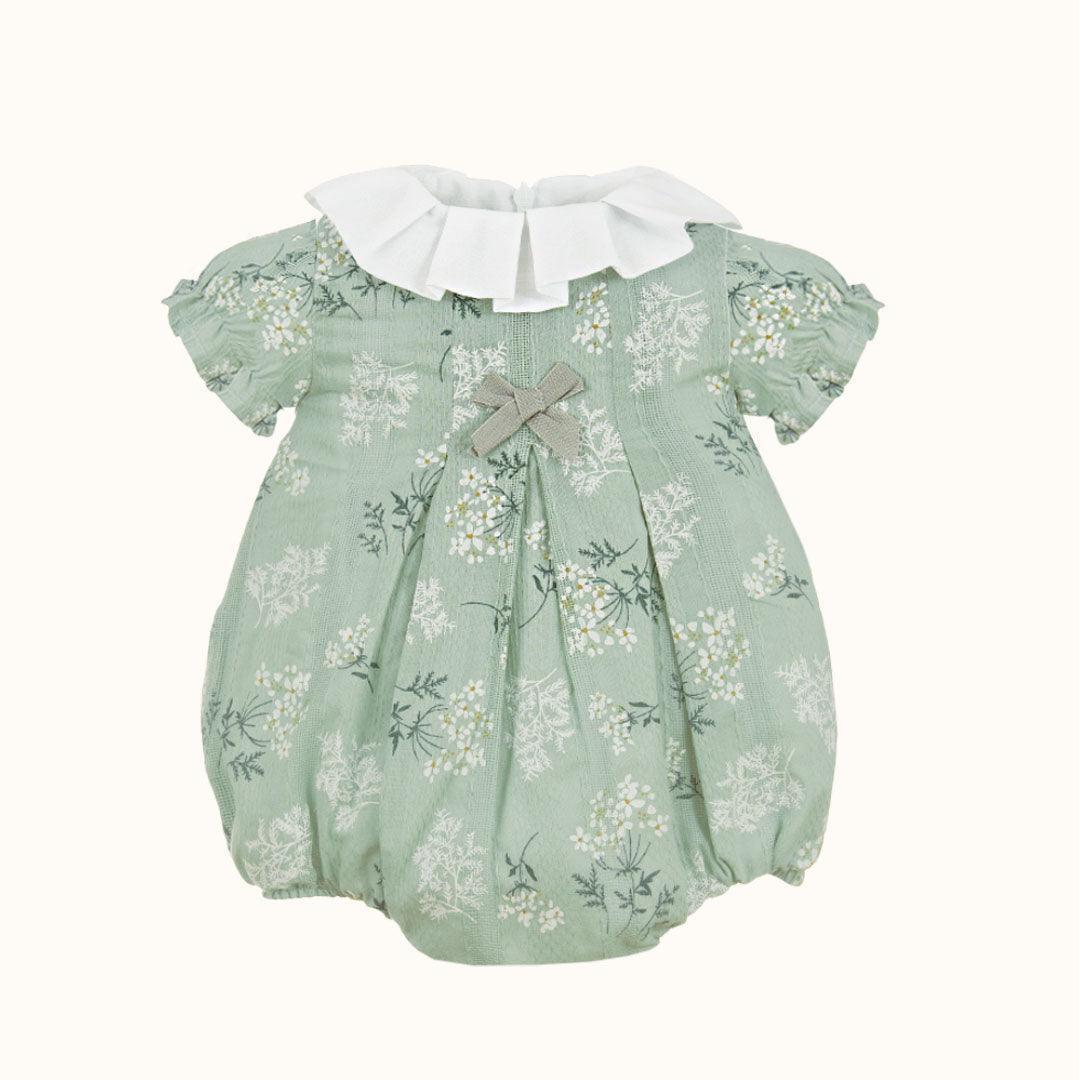 Fofo de bebê verde com gola branca, estampa floral e laço decorativo, roupa confortável para recém-nascido.