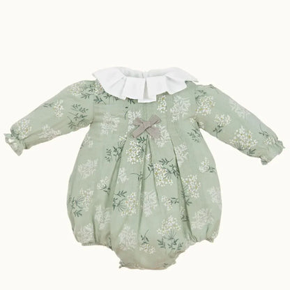 fofo de bebê verde com estampa floral, gola branca babado e laço decorativo