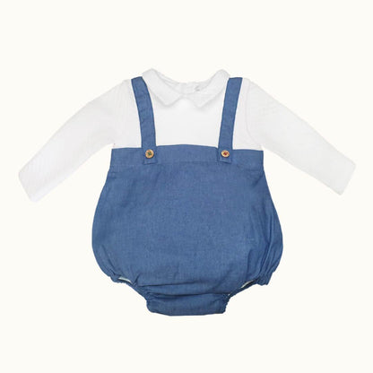 Fofo bebê azul de alças em denim com camisa branca, roupa confortável para recém-nascido.