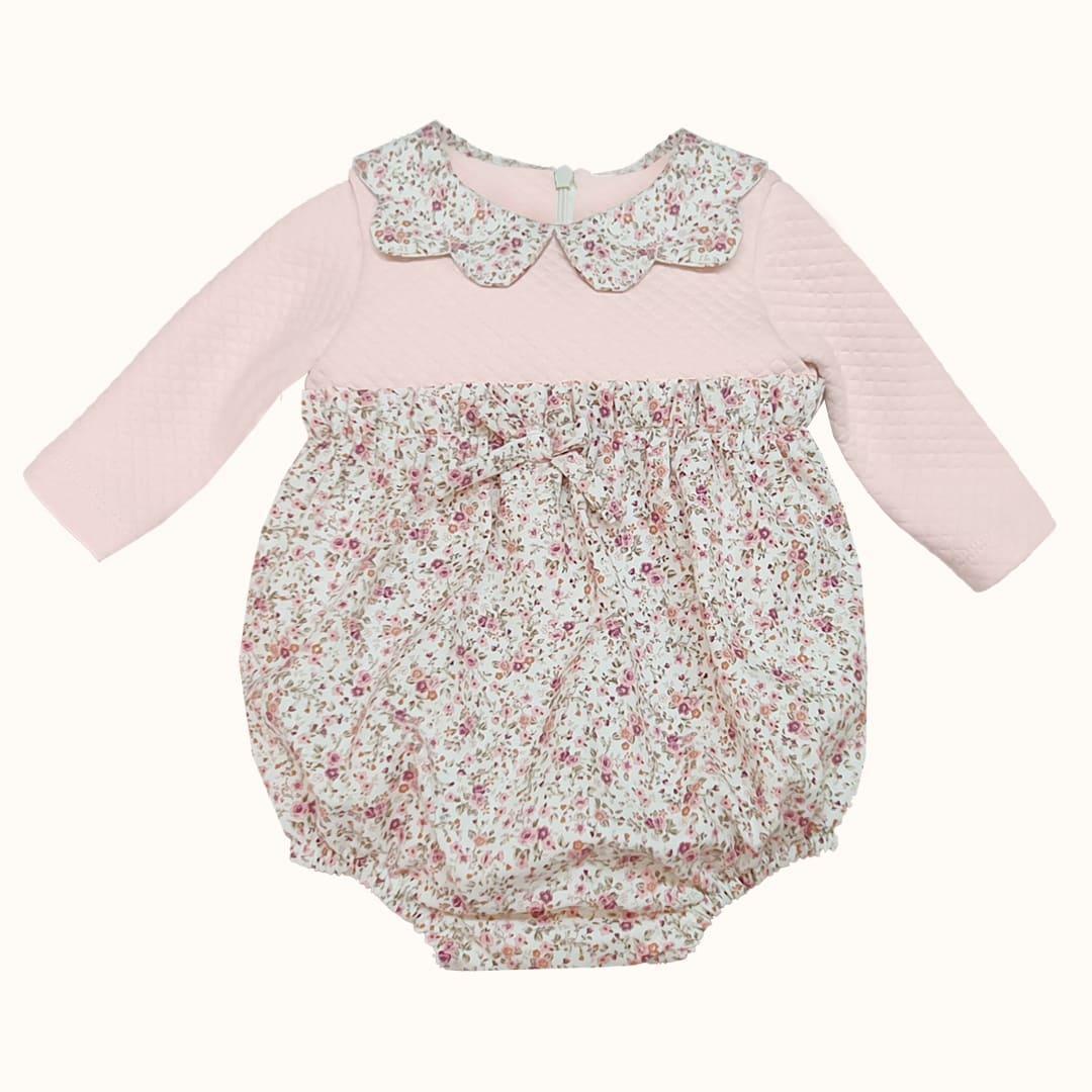 Fofo de bebé rosa com manga comprida e padrão floral, ideal para recém-nascida.