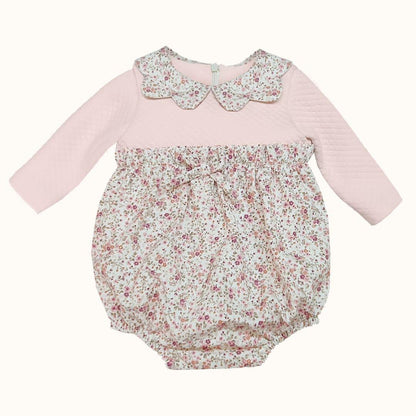 Fofo de bebé rosa com manga comprida e padrão floral, ideal para recém-nascida.
