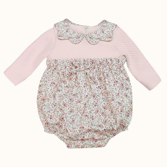 Fofo de bebé rosa com manga comprida e padrão floral, ideal para recém-nascida.
