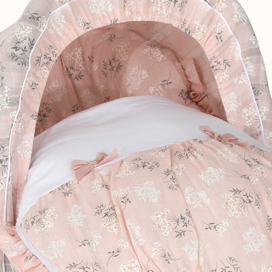 Forra para babycoque rosa com estampa floral delicada e laços, enxoval confortável para bebê.
