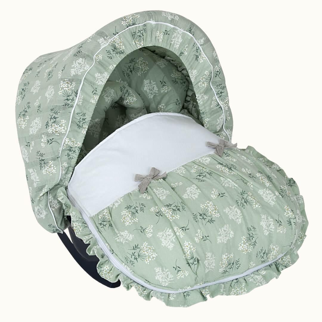 forra de carrinho para bebê verde com estampa floral e laços decorativos, estilo country