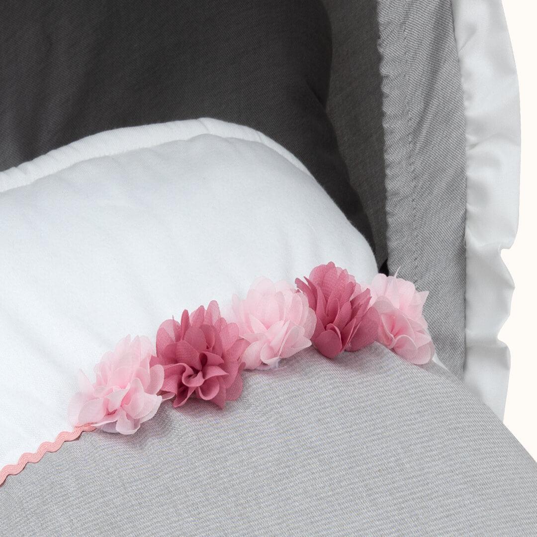 Forra para bebê conforto cinza e branca com flores decorativas em tons de rosa, enxoval para recém-nascido.
