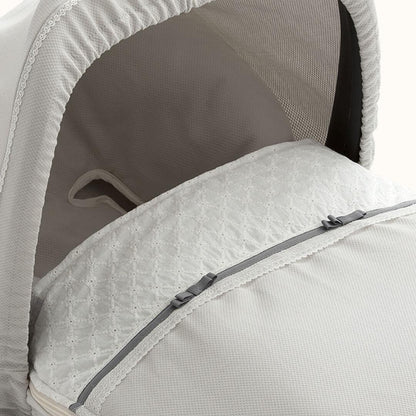 Forra para bebé conforto cinza, textura acolchoada, detalhes em laço, ideal para carrinho