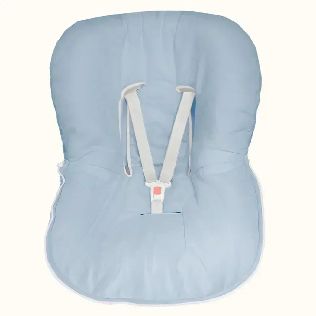 Capa azul para cadeira de bebé com arnês de segurança ajustável.