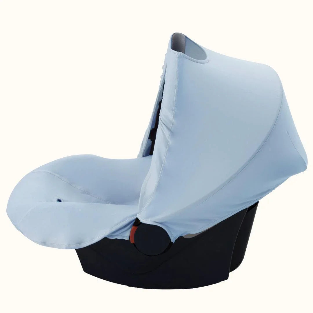 capa protetora azul para bebê conforto, ajustada em cadeirinha infantil, ideal verão