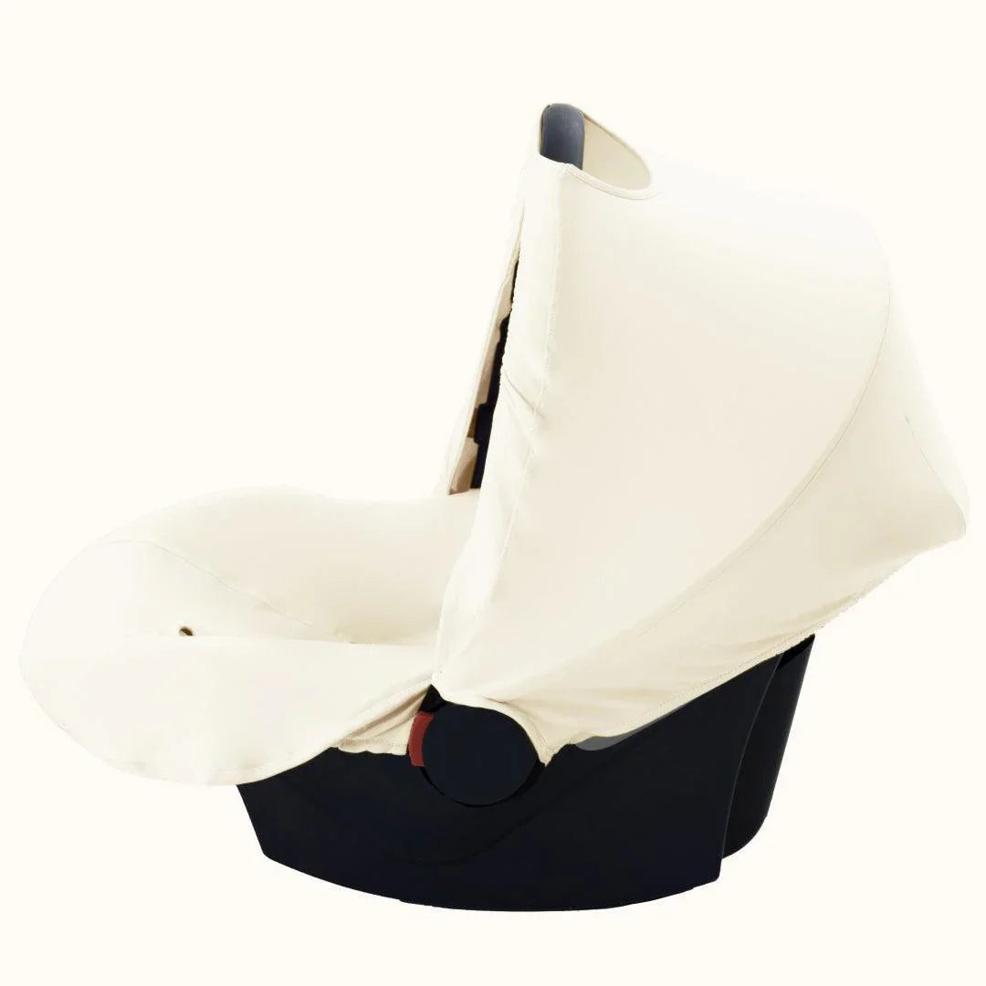 Capa bege para bebê conforto, tecido macio, ideal para verão, sobre fundo neutro.