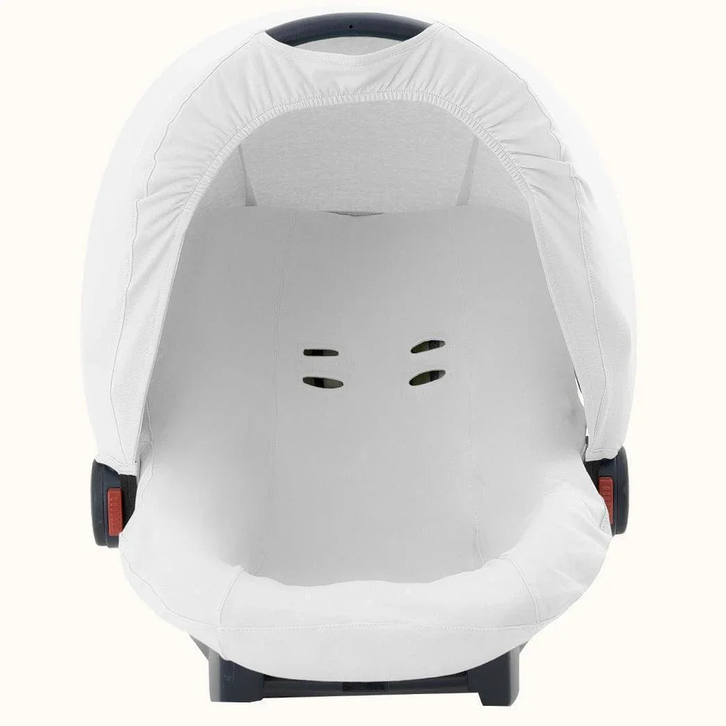 Capa protetora branca para cadeira auto de bebé, ajustada e com aberturas para cintos
