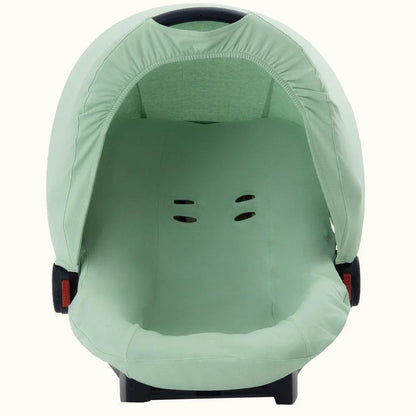 Capa de verão verde claro para cadeira de bebé, ajustável e confortável.