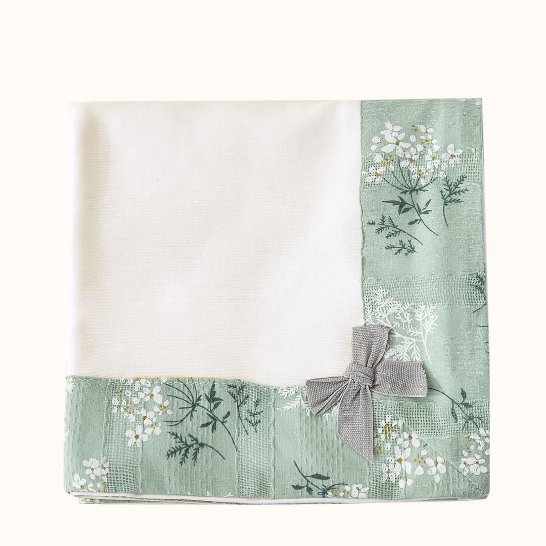 Fralda de algodão branca com borda verde estampada floral e laço, enxoval de bebê