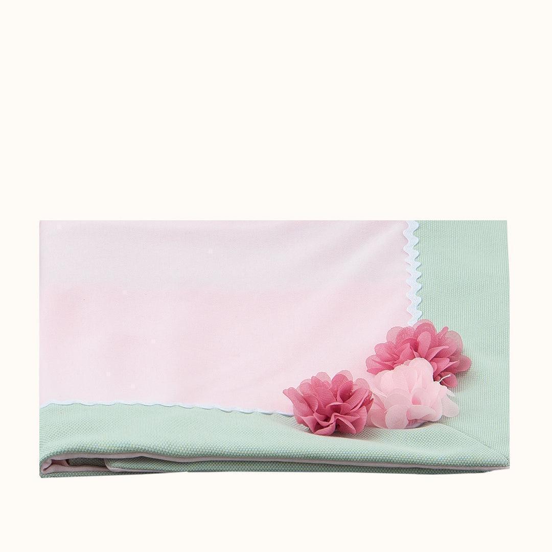 Fralda de bebé rosa e verde com flores decorativas, tecido delicado e acabamento suave