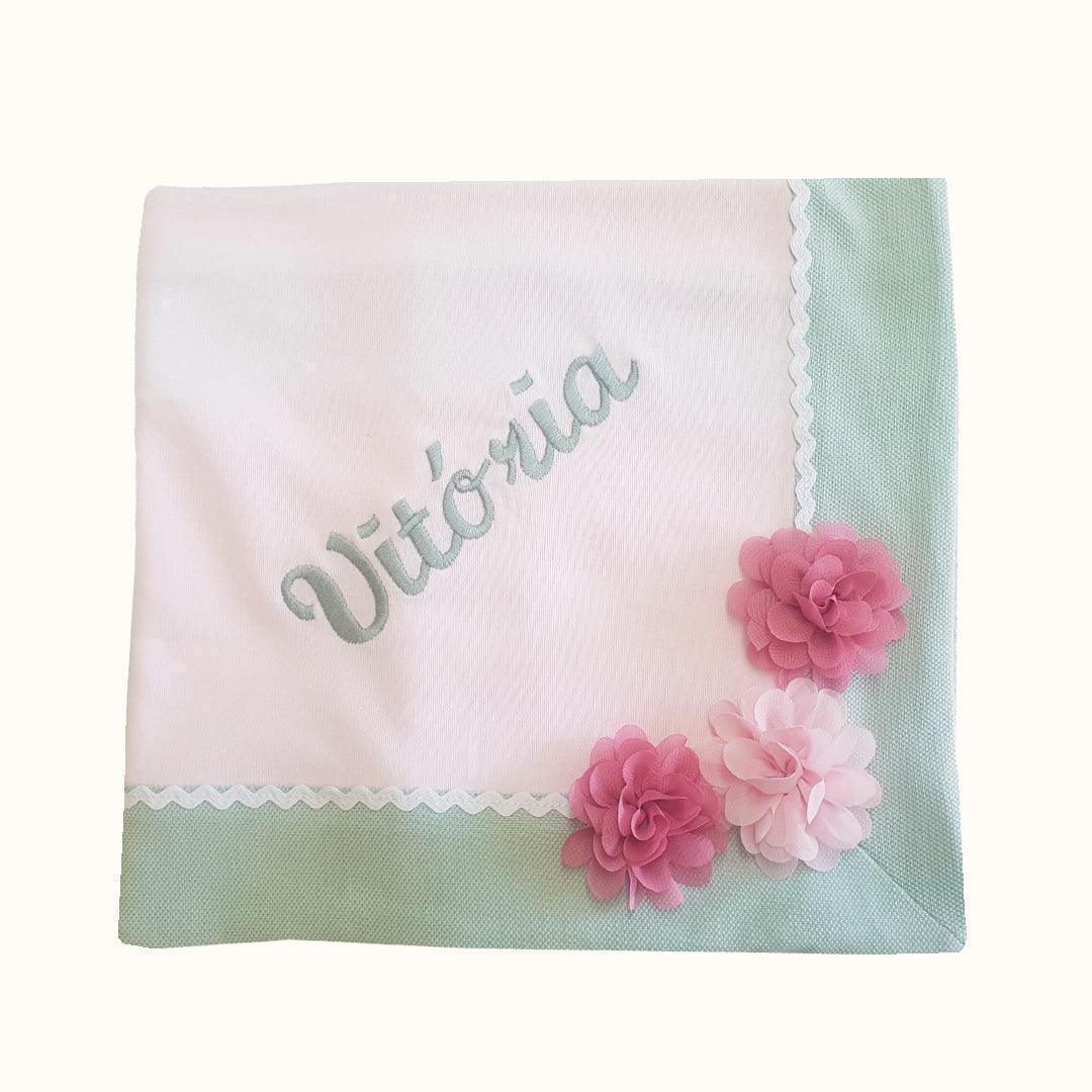 fralda de bebé personalizada, bordada com nome Vitória, detalhes florais rosa e barra verde
