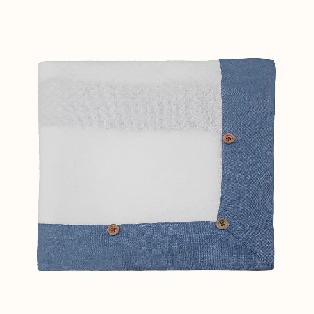 fralda de malha branca com barra azul, botões decorativos em madeira, roupa de bebê
