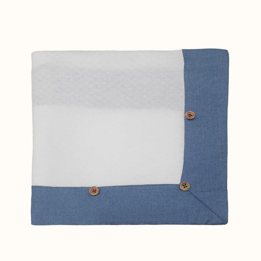 fralda de malha branca com barra azul, botões decorativos em madeira, roupa de bebê