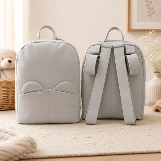 Mochila cinza com design fofo e bolsos frontais, super pratica para levar a roupa do bebé para a maternidade e uso diário