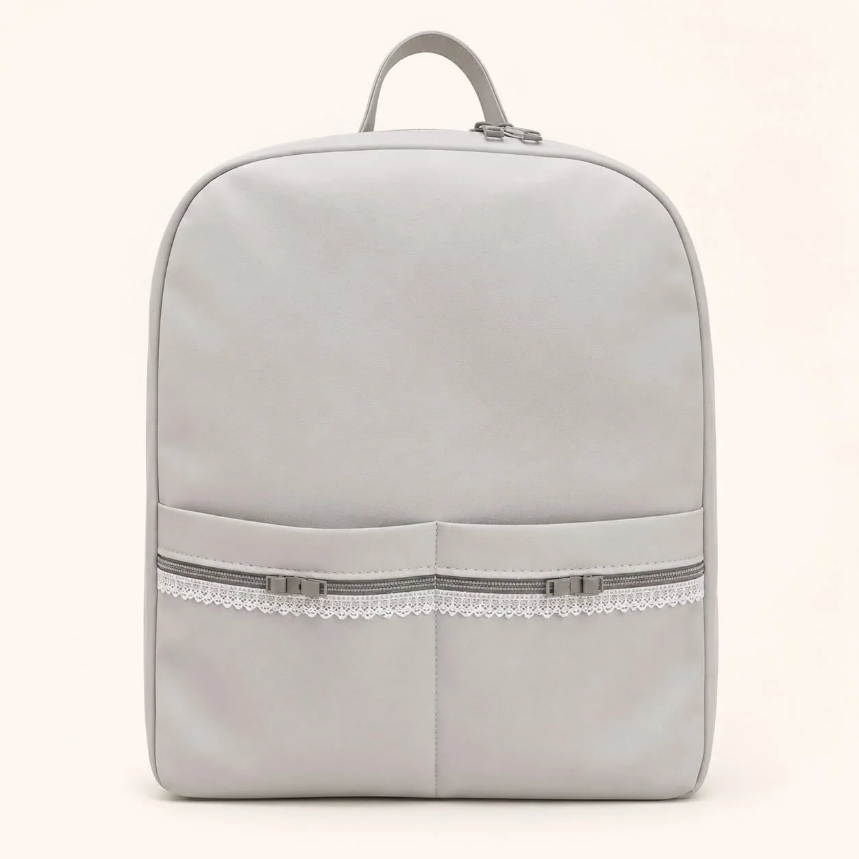 Mochila cinza suave com detalhe em renda branca, ideal para enxoval de bebê