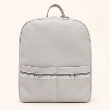 Mochila cinza suave com detalhe em renda branca, ideal para enxoval de bebê